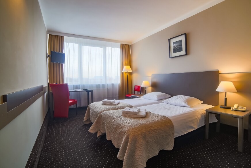 Hotel-New-Skanpol-Kolberg-Kolobrzeg-Doppelzimmer-Doppelbett.jpg